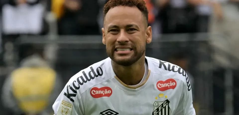 Jugador de Santos F.C. en el campo de juego Jugador de Santos F.C. en el campo de juego