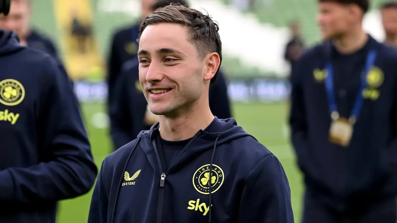 Jugador sonriente en el campo antes del partido Jugador sonriente en el campo antes del partido