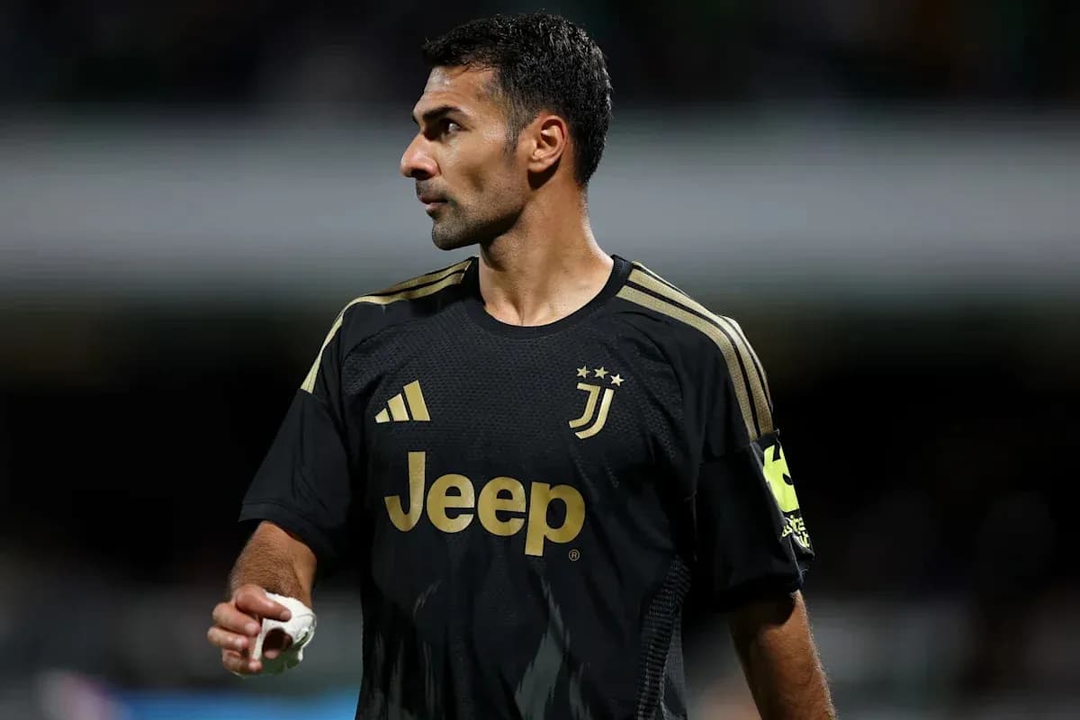 Jugador de Juventus en uniforme negro en el campo Jugador de Juventus en uniforme negro en el campo