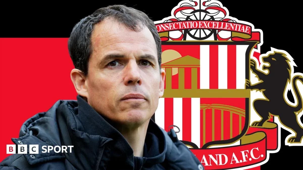 Entrenador de Sunderland frente al escudo del club Entrenador de Sunderland frente al escudo del club