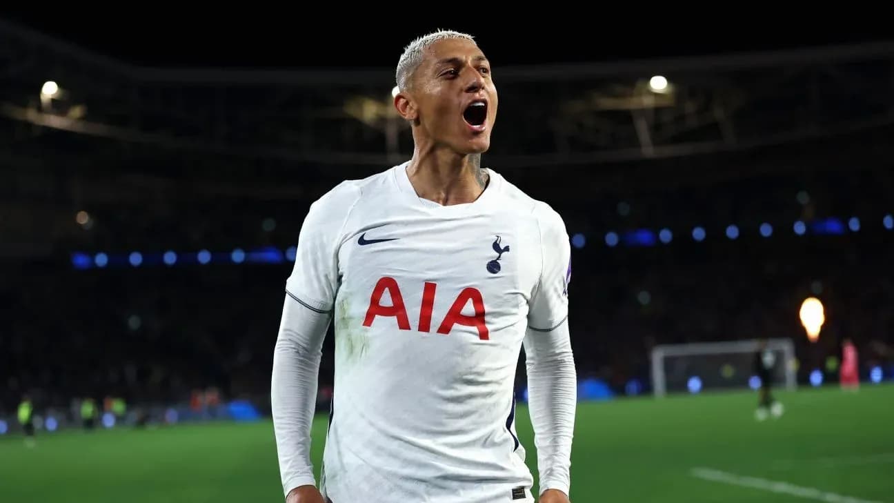 Jugador de Tottenham celebrando un gol en el campo Jugador de Tottenham celebrando un gol en el campo