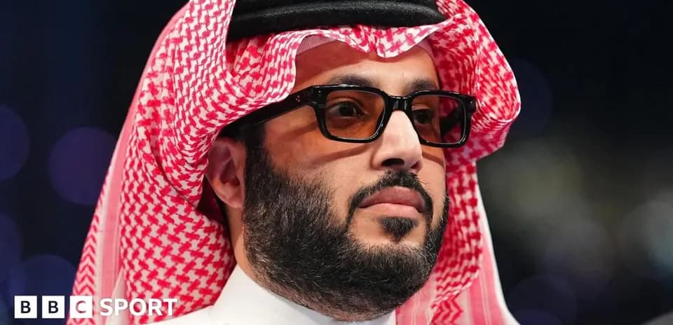 Hombre con gafas y ghutrah en evento deportivo Hombre con gafas y ghutrah en evento deportivo