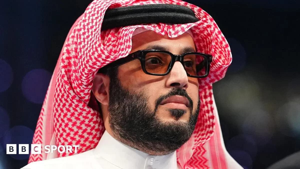 Hombre con gafas y ghutrah en evento deportivo Hombre con gafas y ghutrah en evento deportivo