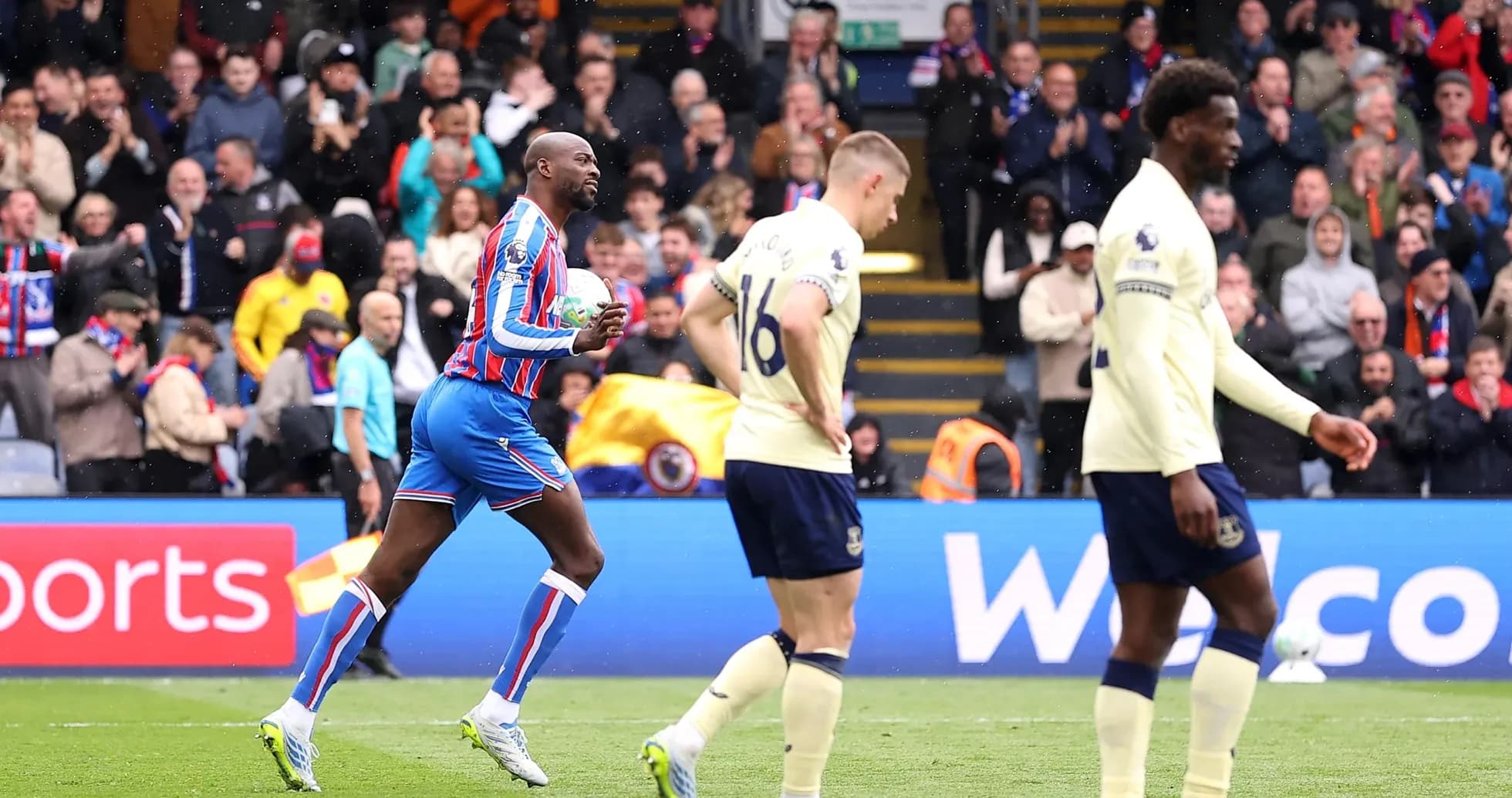 Jugador de Crystal Palace celebra un gol Jugador de Crystal Palace celebra un gol