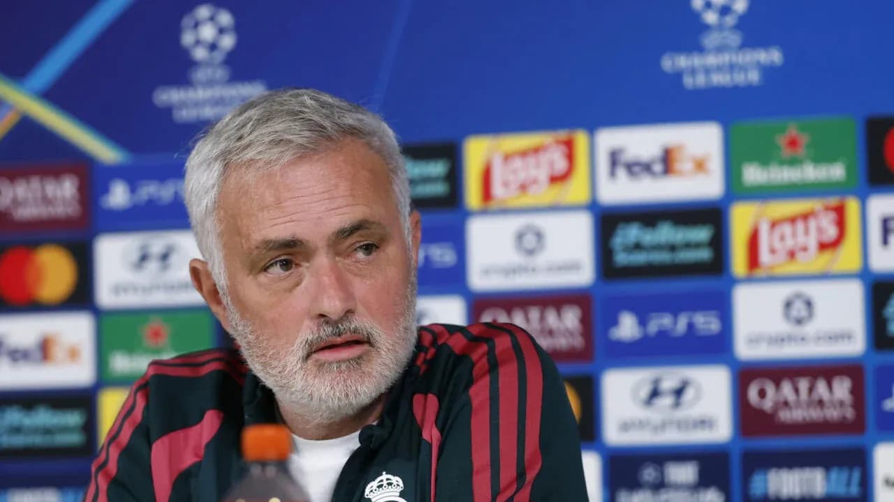 Entrenador en conferencia de prensa de la Champions League Entrenador en conferencia de prensa de la Champions League