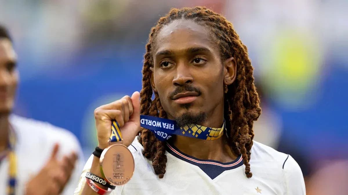 Jugador sosteniendo medalla de bronce FIFA Jugador sosteniendo medalla de bronce FIFA