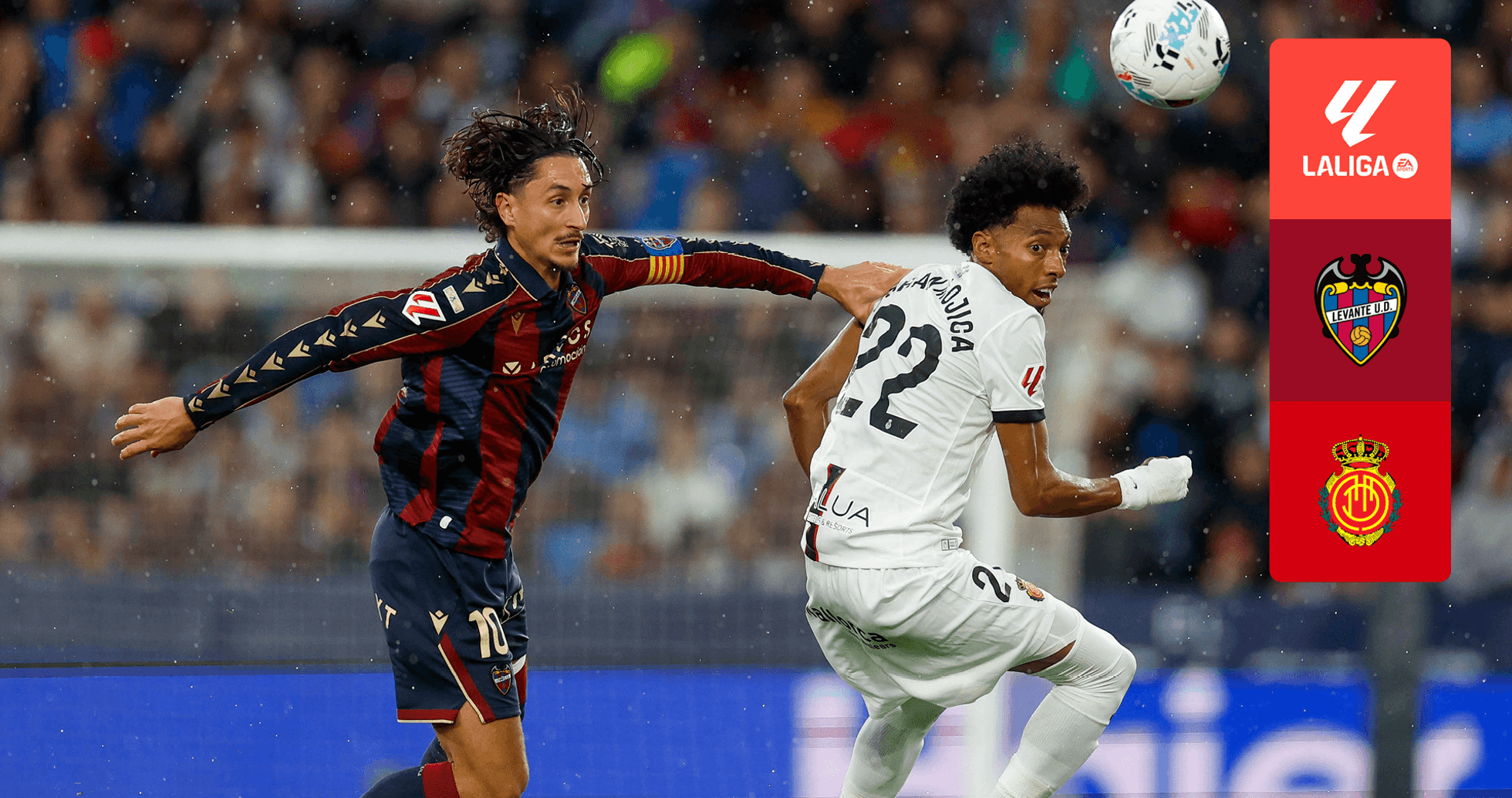 Jugador de Levante compitiendo contra jugador de Mallorca Jugador de Levante compitiendo contra jugador de Mallorca