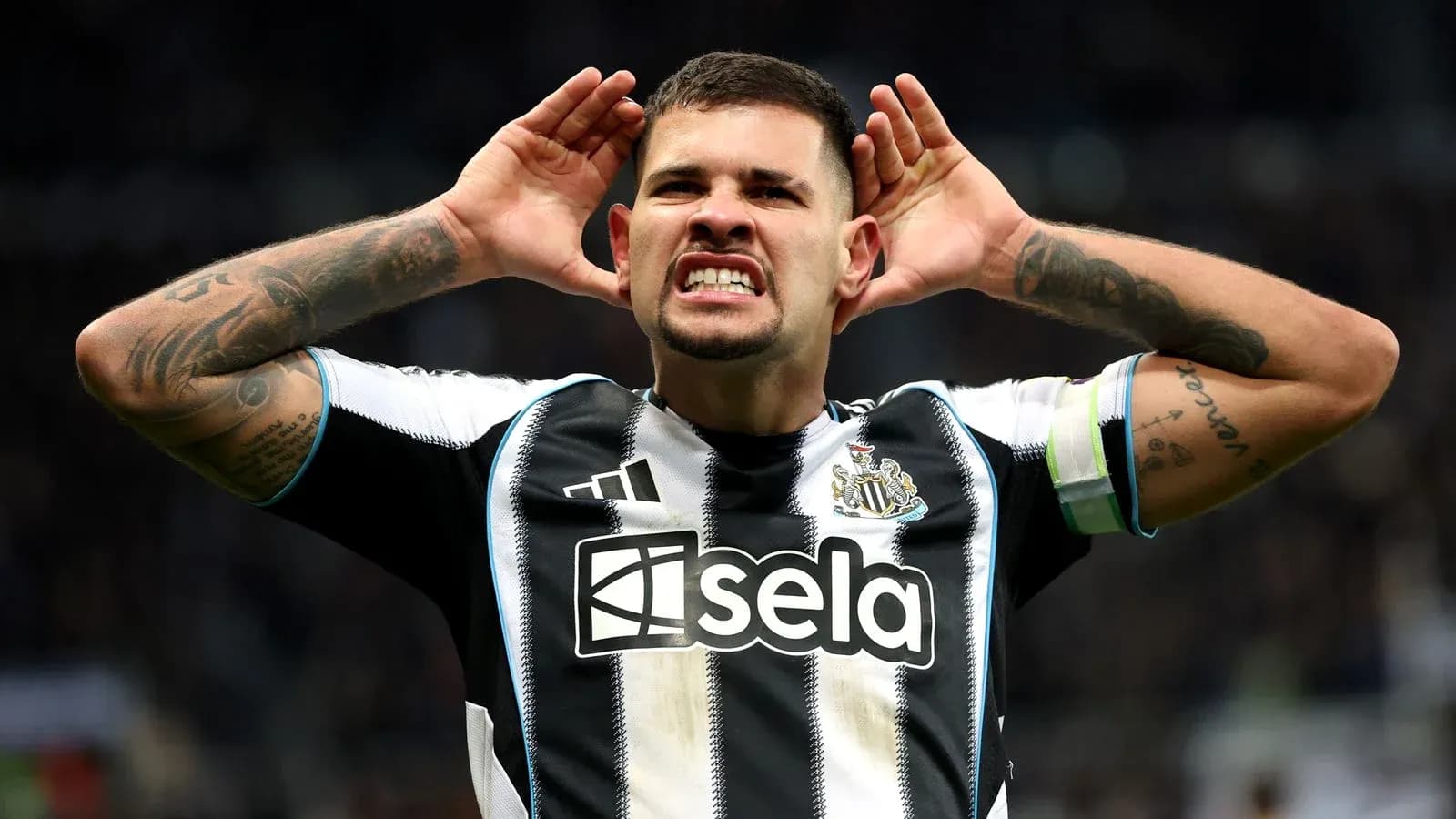 Jugador de Newcastle celebrando con gesto desafiante Jugador de Newcastle celebrando con gesto desafiante