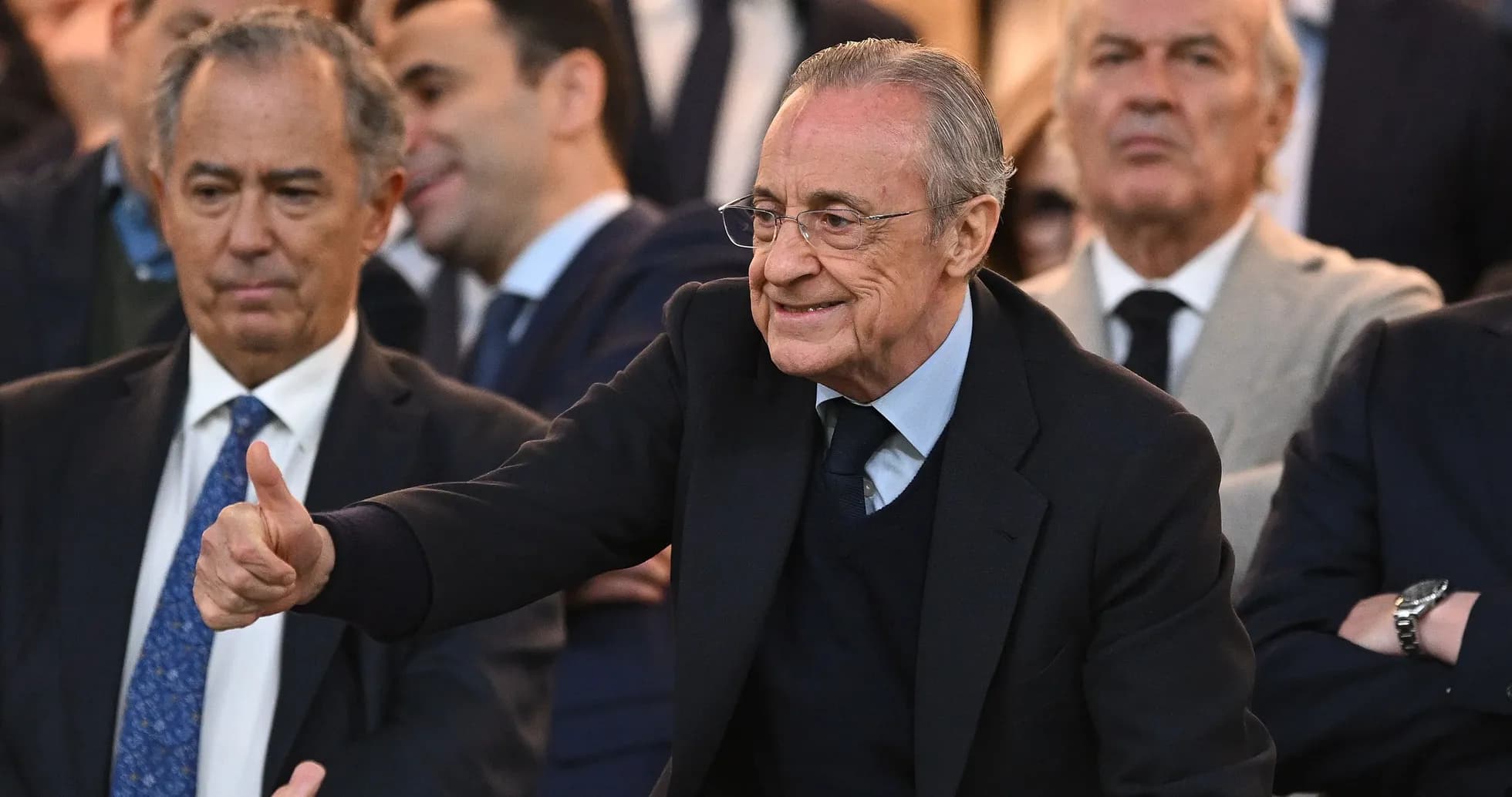 Hombre sonriendo y haciendo pulgar arriba en evento Hombre sonriendo y haciendo pulgar arriba en evento