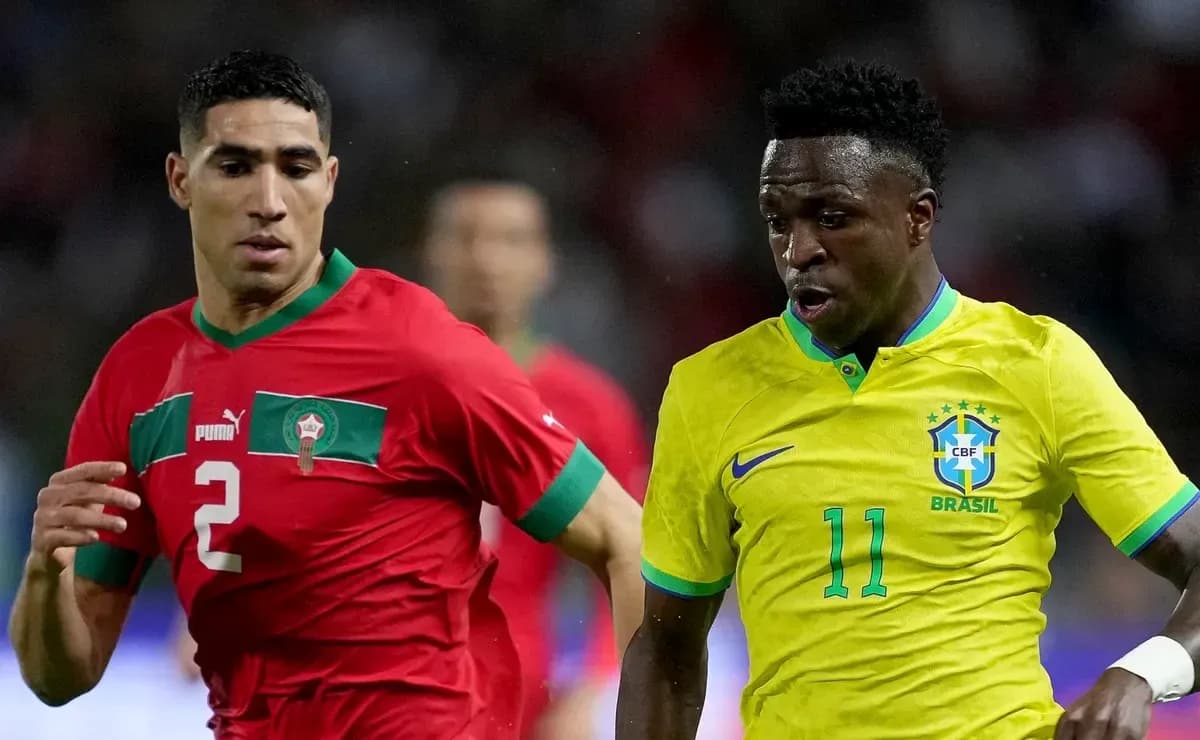 Jugadores de Brasil y Marruecos compitiendo por el balón Jugadores de Brasil y Marruecos compitiendo por el balón