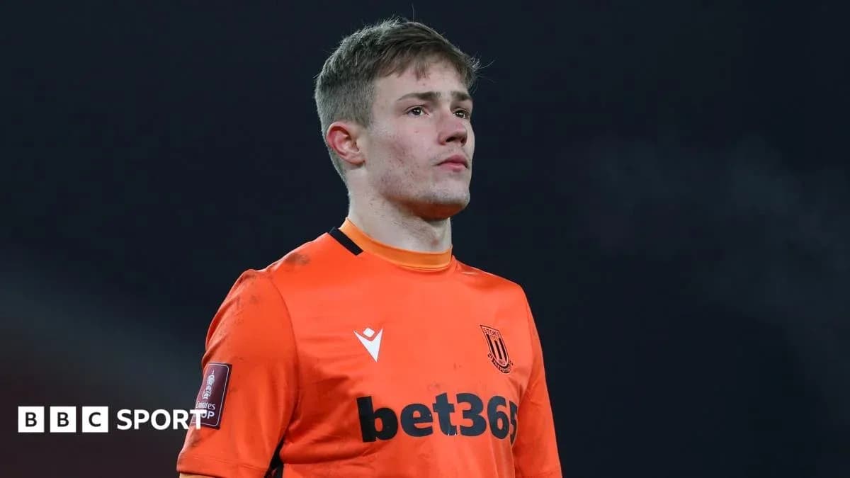 Portero de Stoke City en uniforme naranja Portero de Stoke City en uniforme naranja