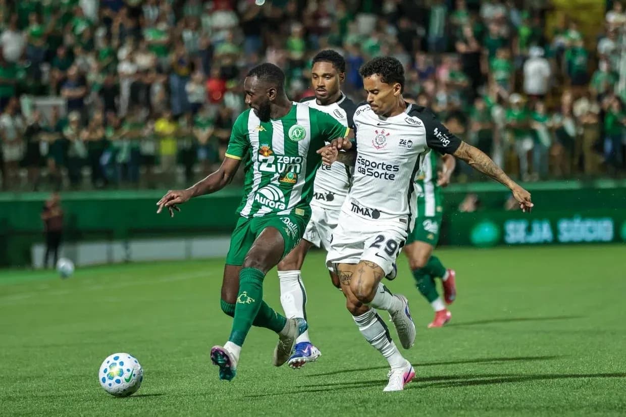 Jugador de Chapecoense y Corinthians en acción Jugador de Chapecoense y Corinthians en acción