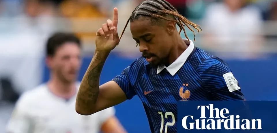 Jugador de Francia levantando la mano durante el partido Jugador de Francia levantando la mano durante el partido