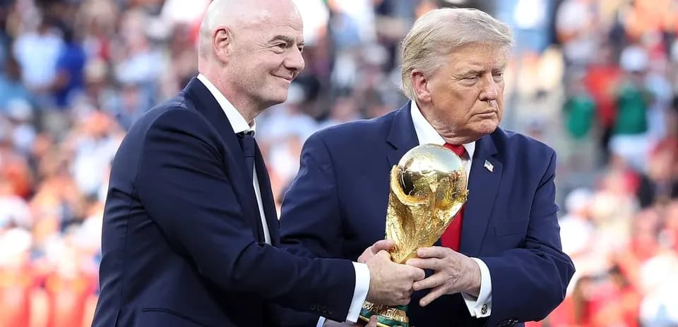 Gianni Infantino y Donald Trump sosteniendo el trofeo de la Copa del Mundo Gianni Infantino y Donald Trump sosteniendo el trofeo de la Copa del Mundo