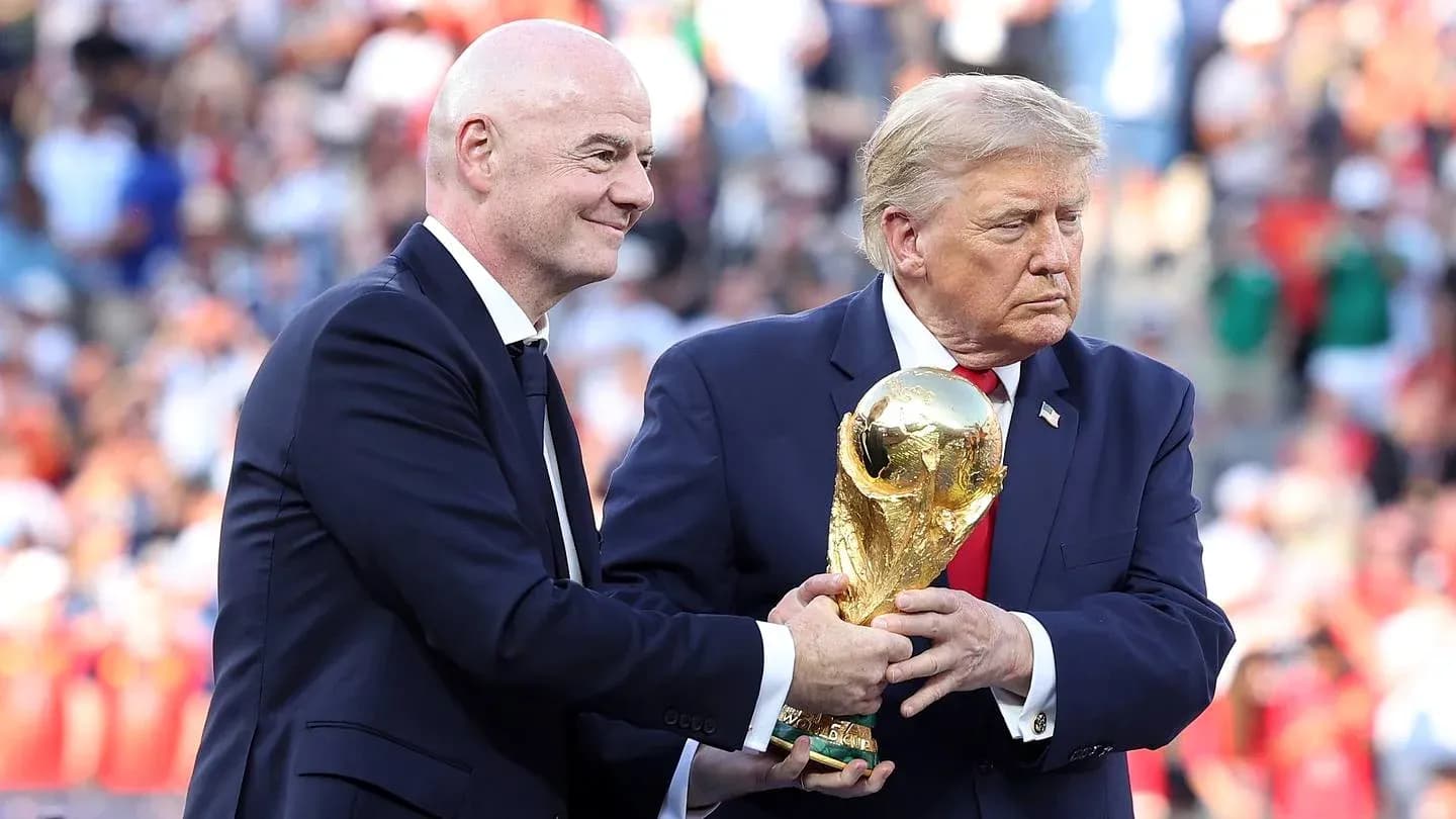 Gianni Infantino y Donald Trump sosteniendo el trofeo de la Copa del Mundo Gianni Infantino y Donald Trump sosteniendo el trofeo de la Copa del Mundo