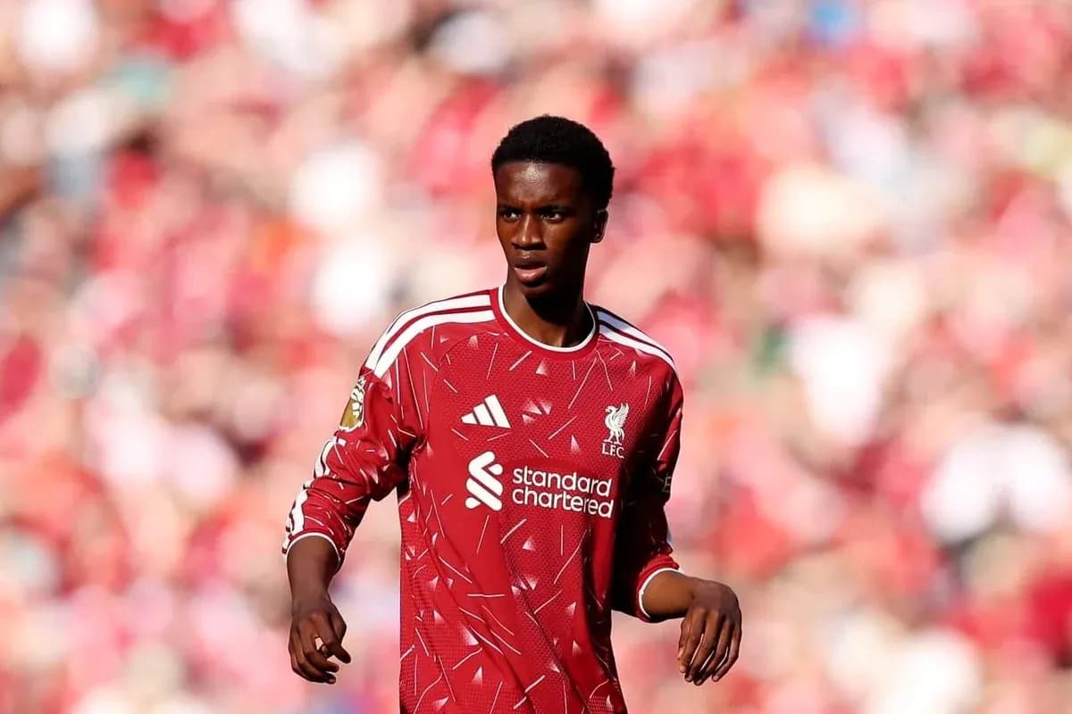 Jugador de Liverpool en acción en el campo Jugador de Liverpool en acción en el campo