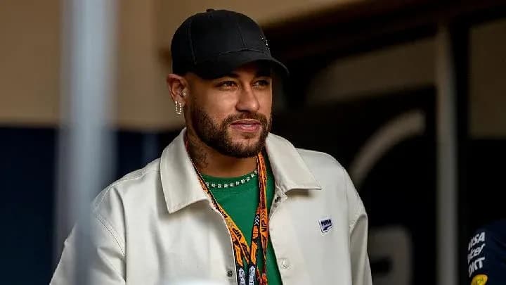 Neymar vestido con chaqueta y gorra en evento Neymar vestido con chaqueta y gorra en evento