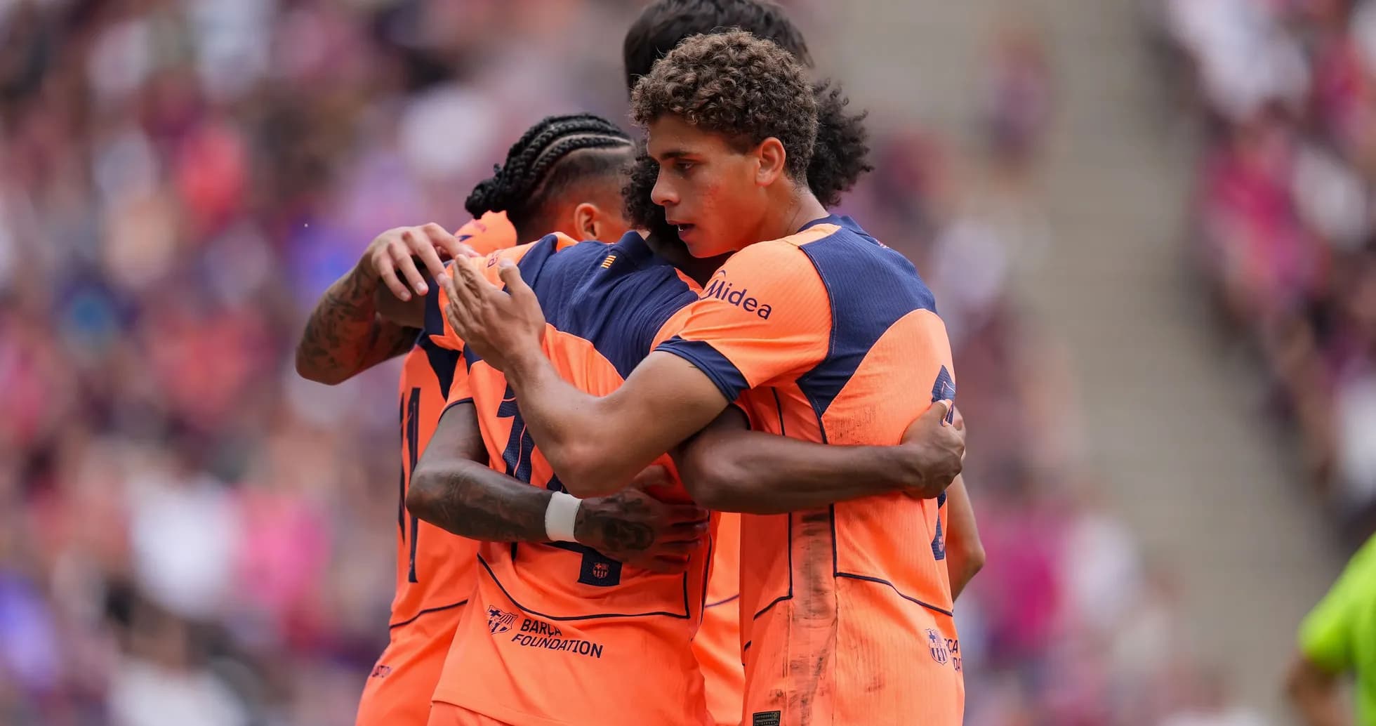 Jugadores abrazándose tras anotar un gol Jugadores abrazándose tras anotar un gol