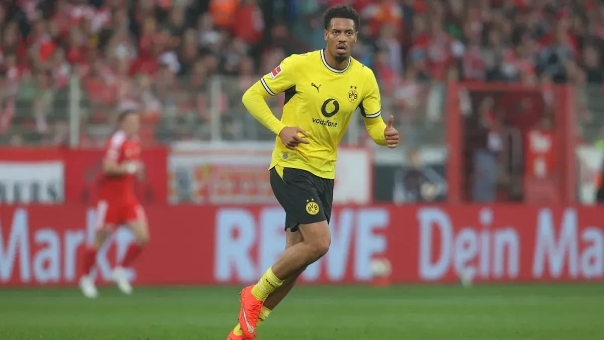 Jugador de Borussia Dortmund corriendo en el campo Jugador de Borussia Dortmund corriendo en el campo