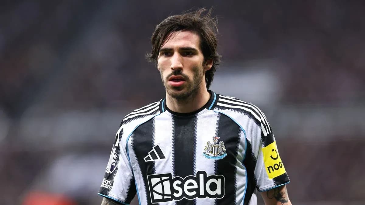 Jugador de Newcastle con camiseta a rayas durante partido Jugador de Newcastle con camiseta a rayas durante partido