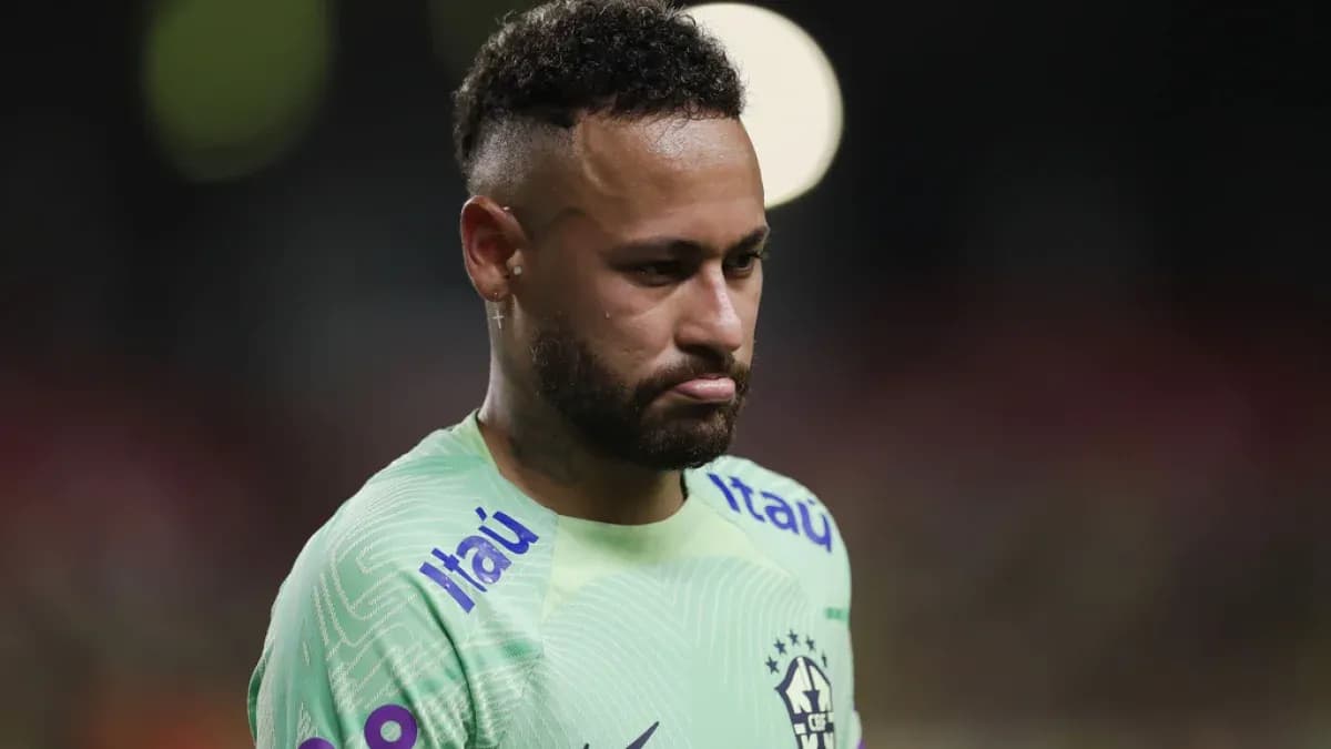 Neymar luciendo pensativo en el campo de juego Neymar luciendo pensativo en el campo de juego