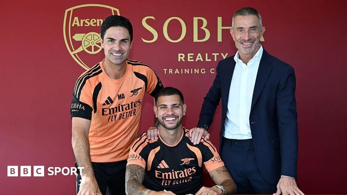 Entrenador y directivos posando con nuevo jugador Entrenador y directivos posando con nuevo jugador