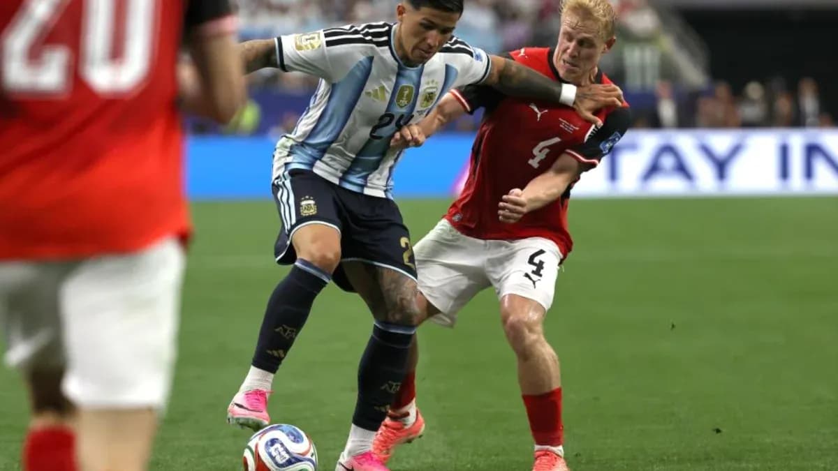 Jugador argentino luchando por el balón contra rival Jugador argentino luchando por el balón contra rival