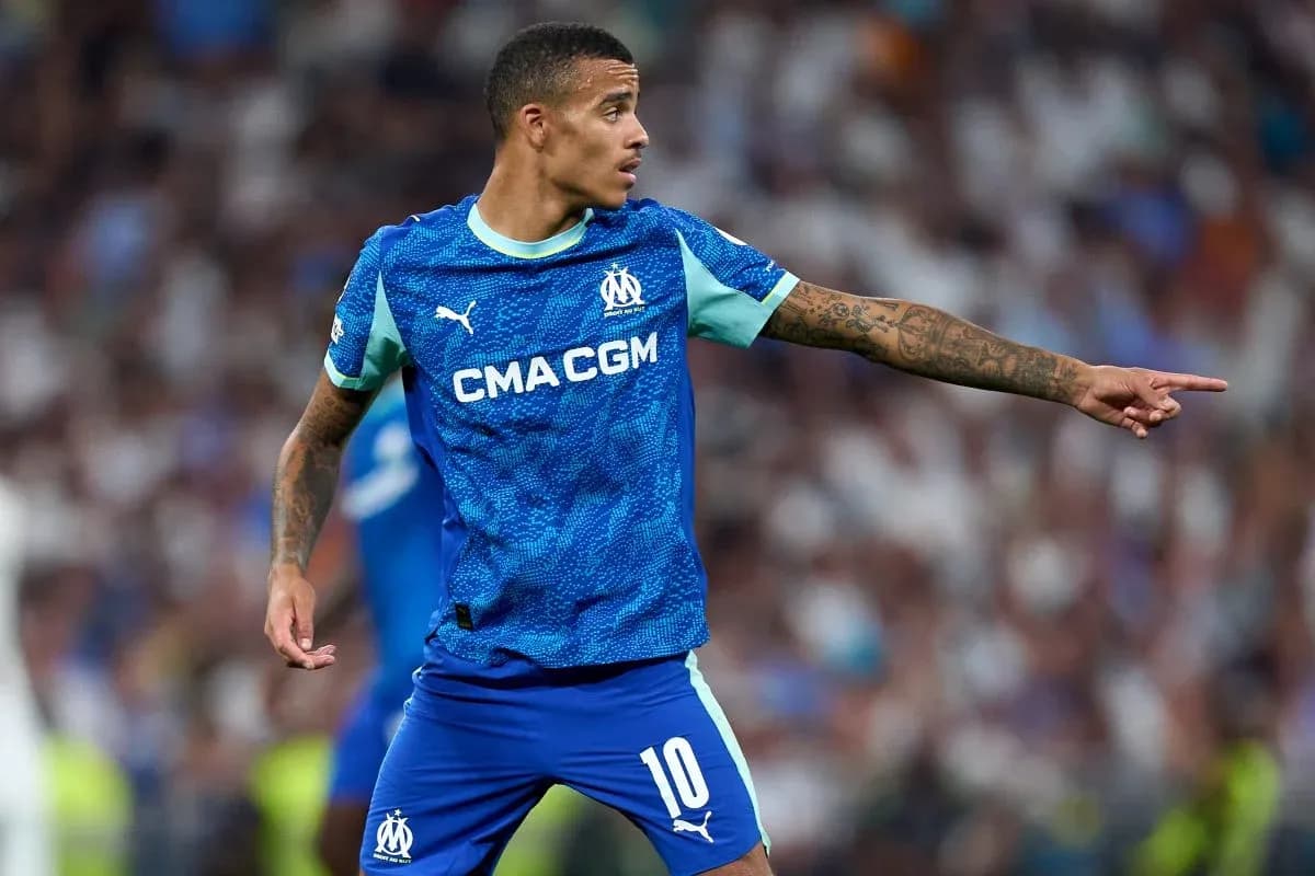Jugador de Olympique de Marsella señalando durante el partido Jugador de Olympique de Marsella señalando durante el partido