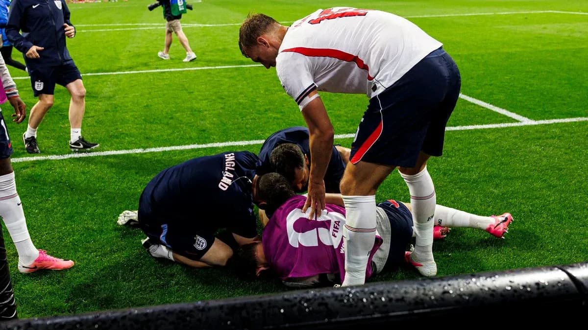 Jugadores de Inglaterra atendiendo a compañero caído Jugadores de Inglaterra atendiendo a compañero caído