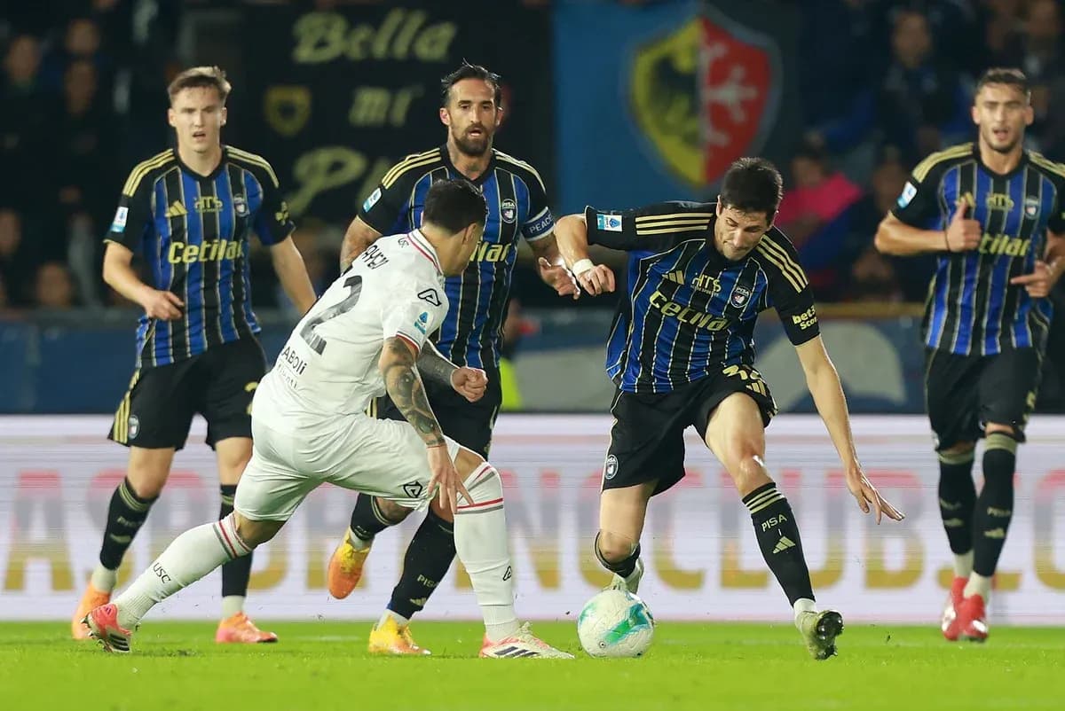 Jugadores de Cremonese y Pisa en acción Jugadores de Cremonese y Pisa en acción