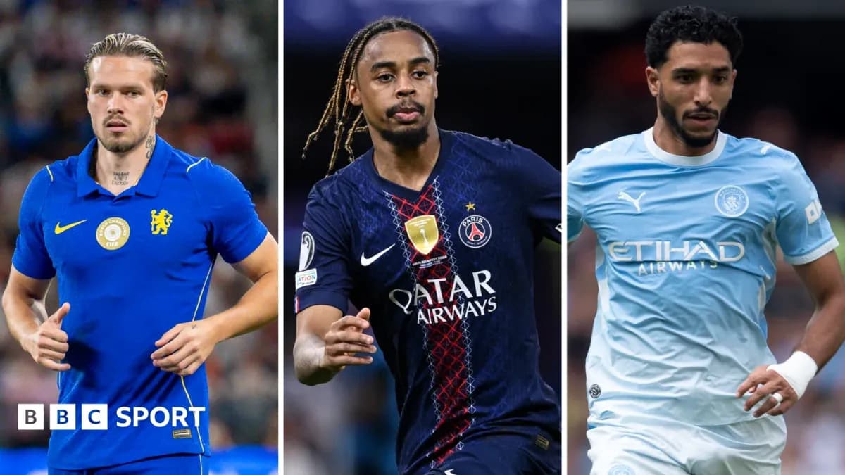 Tres futbolistas en acción durante un partido Tres futbolistas en acción durante un partido