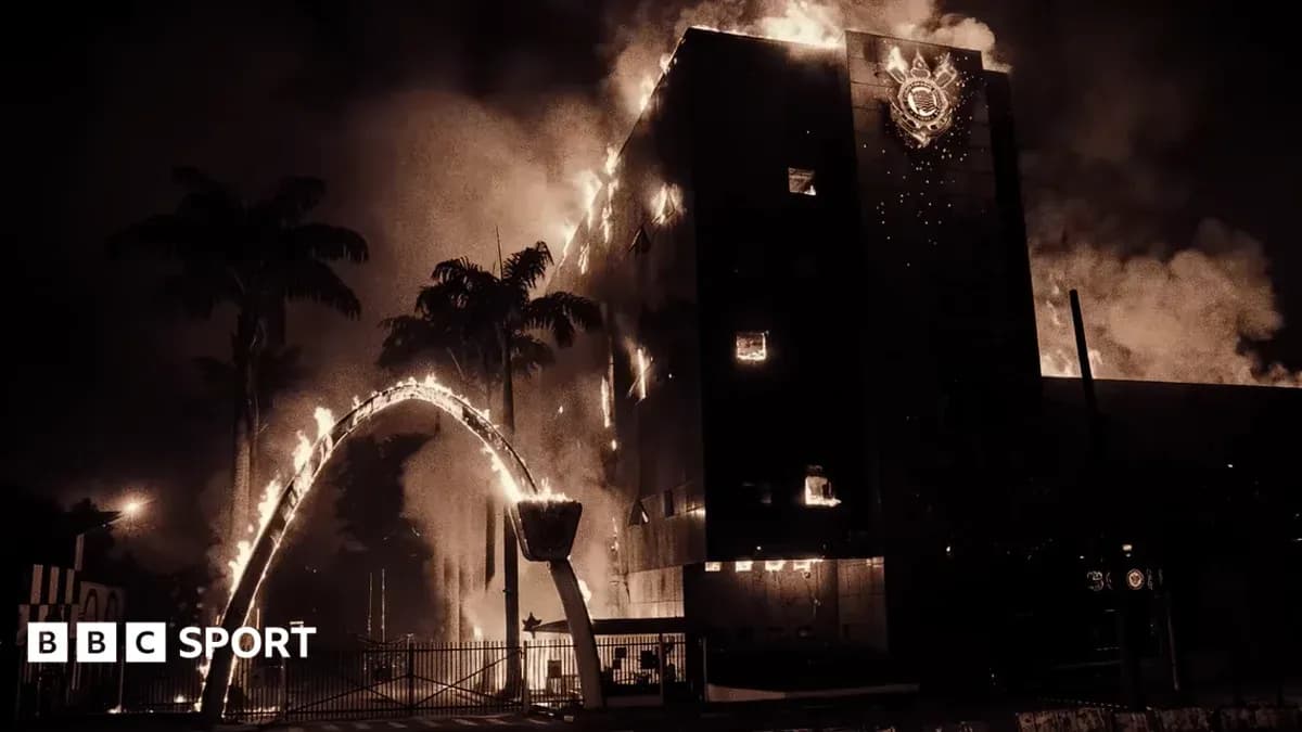 Edificio en llamas con humo y palmeras alrededor Edificio en llamas con humo y palmeras alrededor
