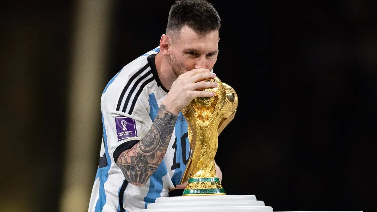 Jugador levantando la Copa del Mundo con orgullo Jugador levantando la Copa del Mundo con orgullo