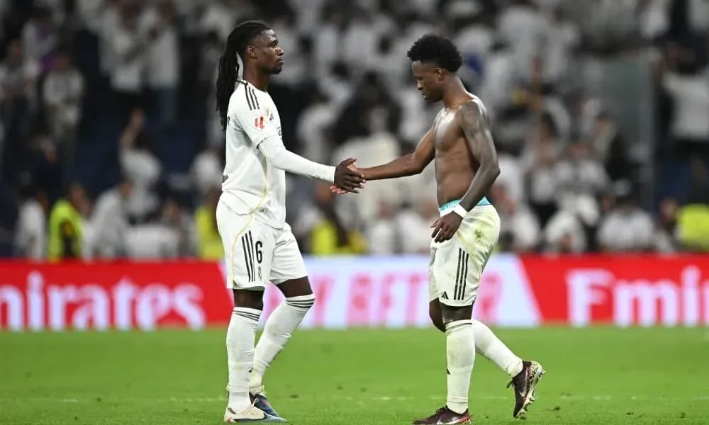 Jugadores del Real Madrid se dan la mano tras partido Jugadores del Real Madrid se dan la mano tras partido