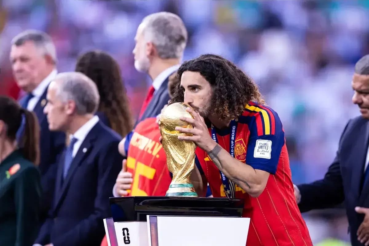 Jugador besando el trofeo de la Copa del Mundo Jugador besando el trofeo de la Copa del Mundo