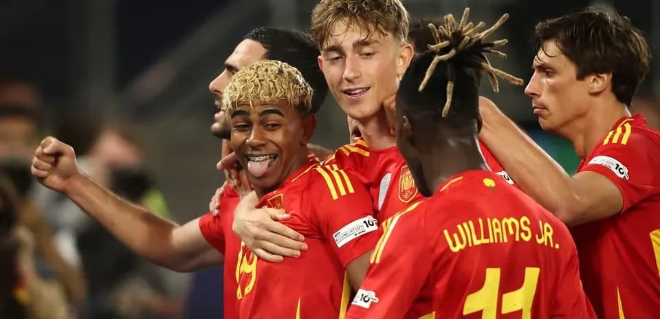 Jugadores de España celebrando un gol en el partido Jugadores de España celebrando un gol en el partido