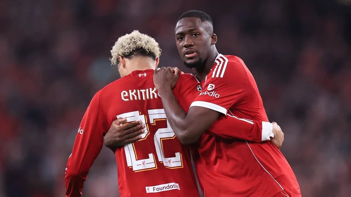 Jugadores abrazándose en uniforme rojo del Liverpool Jugadores abrazándose en uniforme rojo del Liverpool