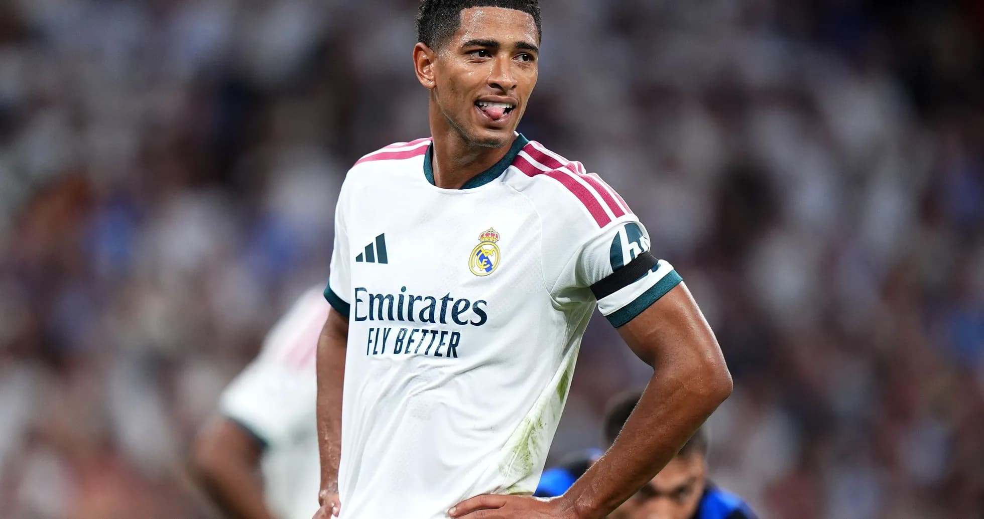Jugador de Real Madrid con camiseta blanca durante partido Jugador de Real Madrid con camiseta blanca durante partido