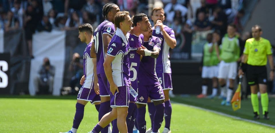 Jugadores de Fiorentina celebrando un gol Jugadores de Fiorentina celebrando un gol