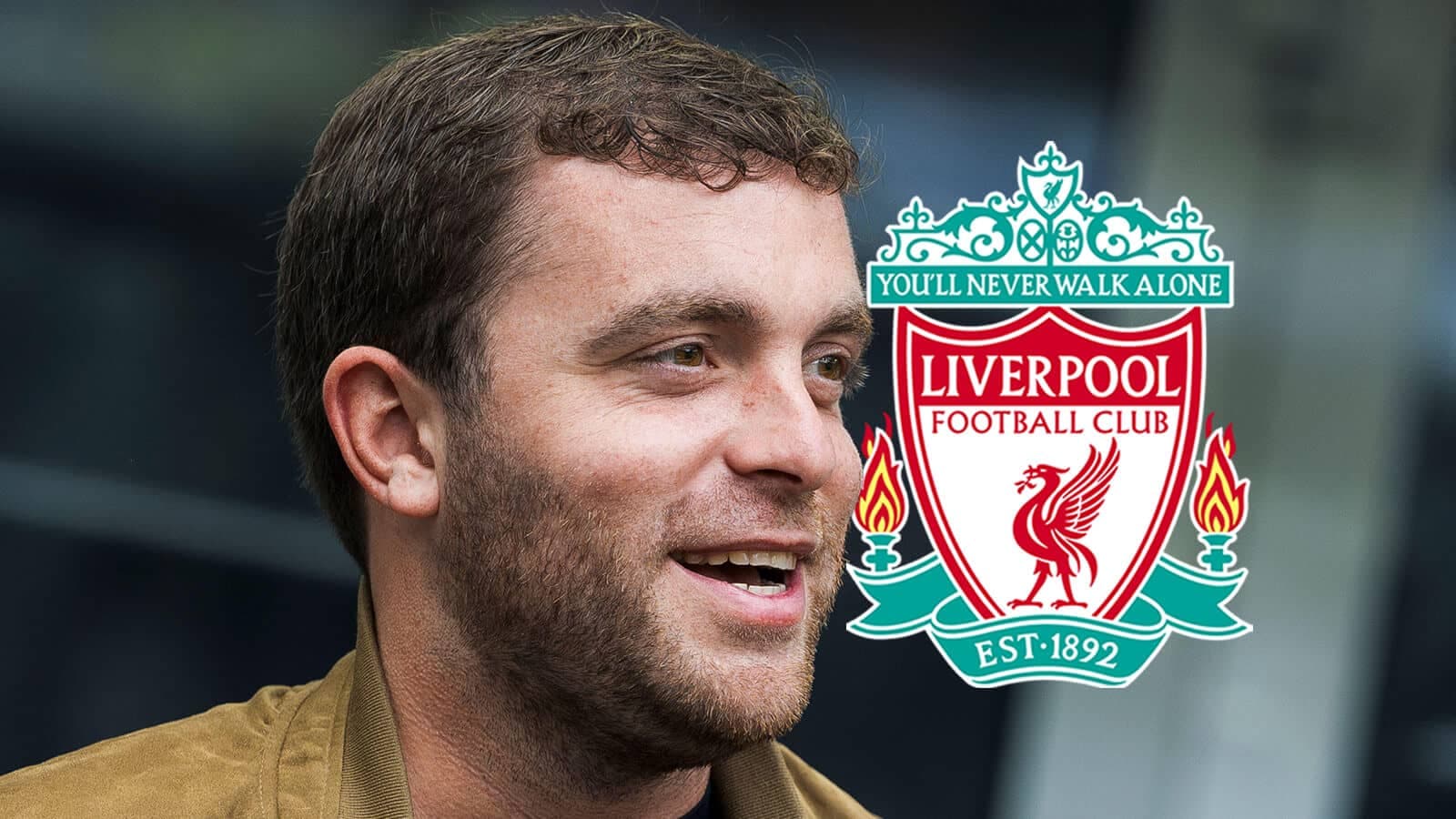 Persona sonriendo con el logo del Liverpool FC Persona sonriendo con el logo del Liverpool FC