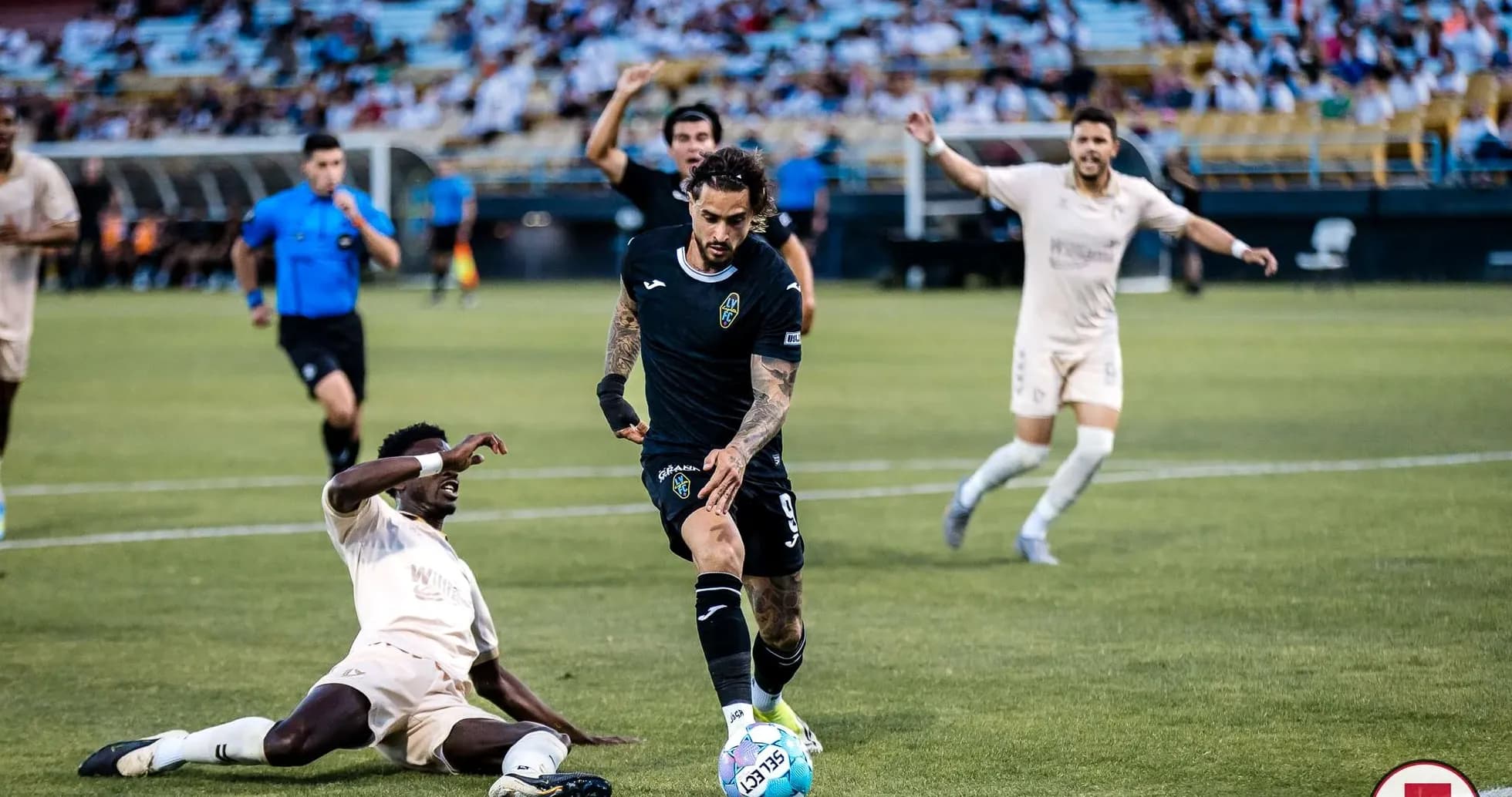 Jugador esquivando una entrada en el partido Jugador esquivando una entrada en el partido