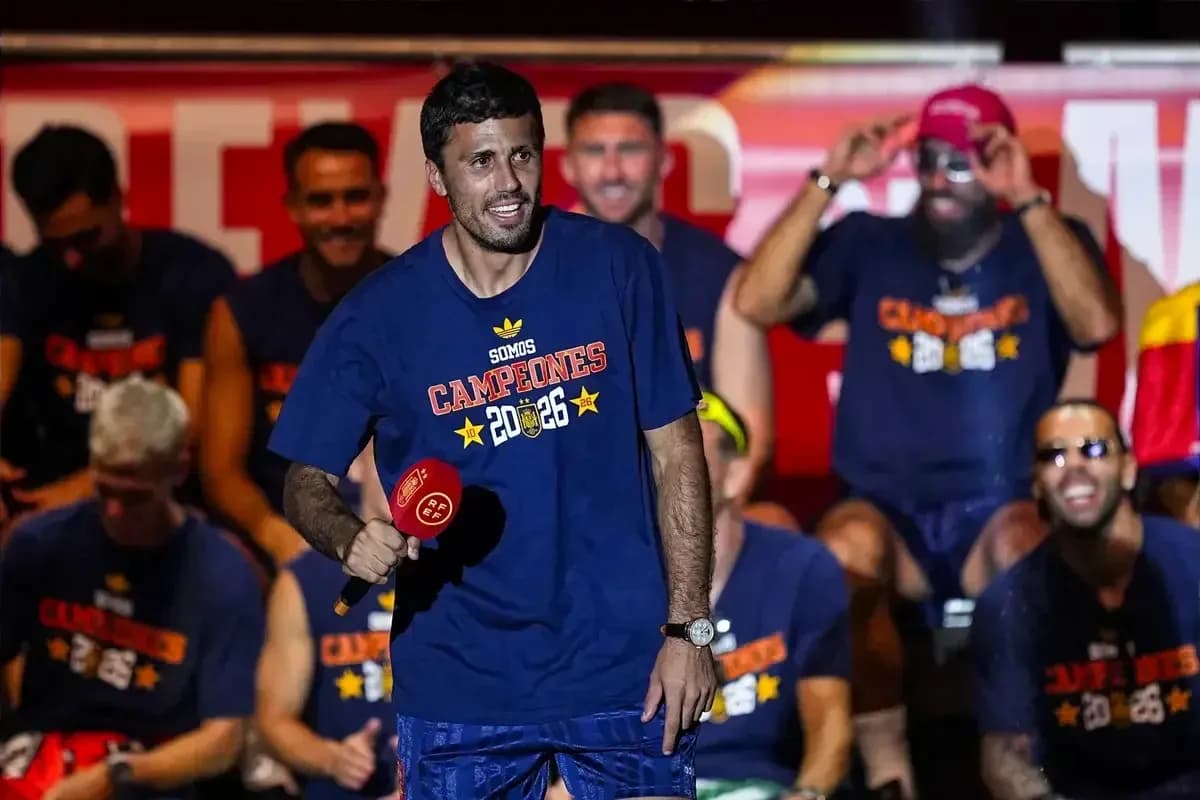 Jugador celebrando con micrófono en evento deportivo Jugador celebrando con micrófono en evento deportivo
