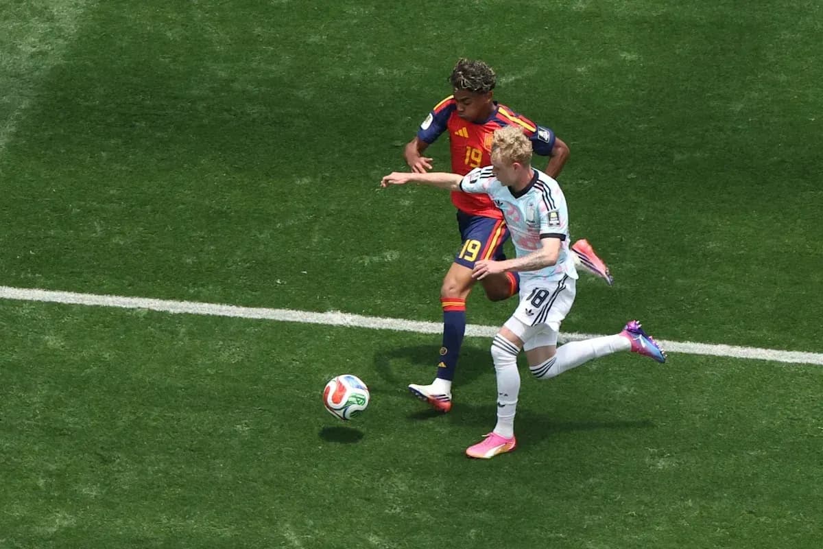Jugador de España y Alemania disputando el balón Jugador de España y Alemania disputando el balón