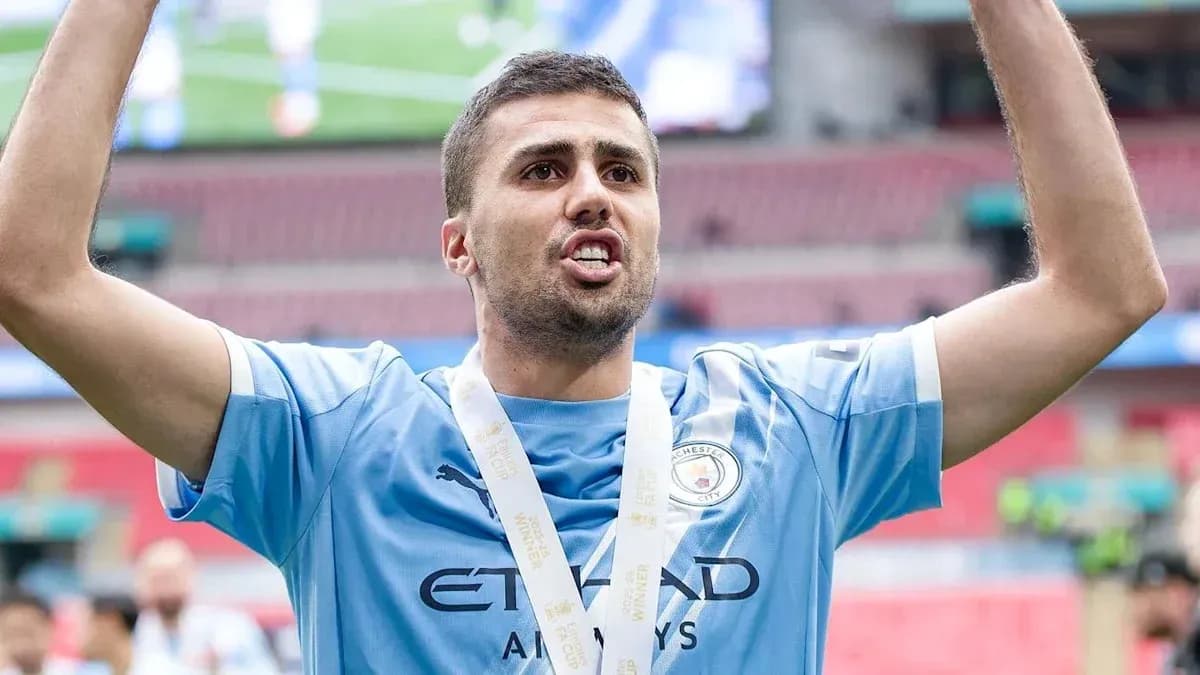 Jugador de Manchester City celebrando con medalla Jugador de Manchester City celebrando con medalla