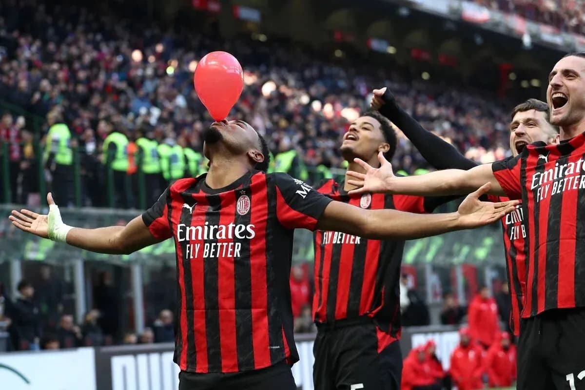Jugador de AC Milan celebrando con un globo rojo Jugador de AC Milan celebrando con un globo rojo