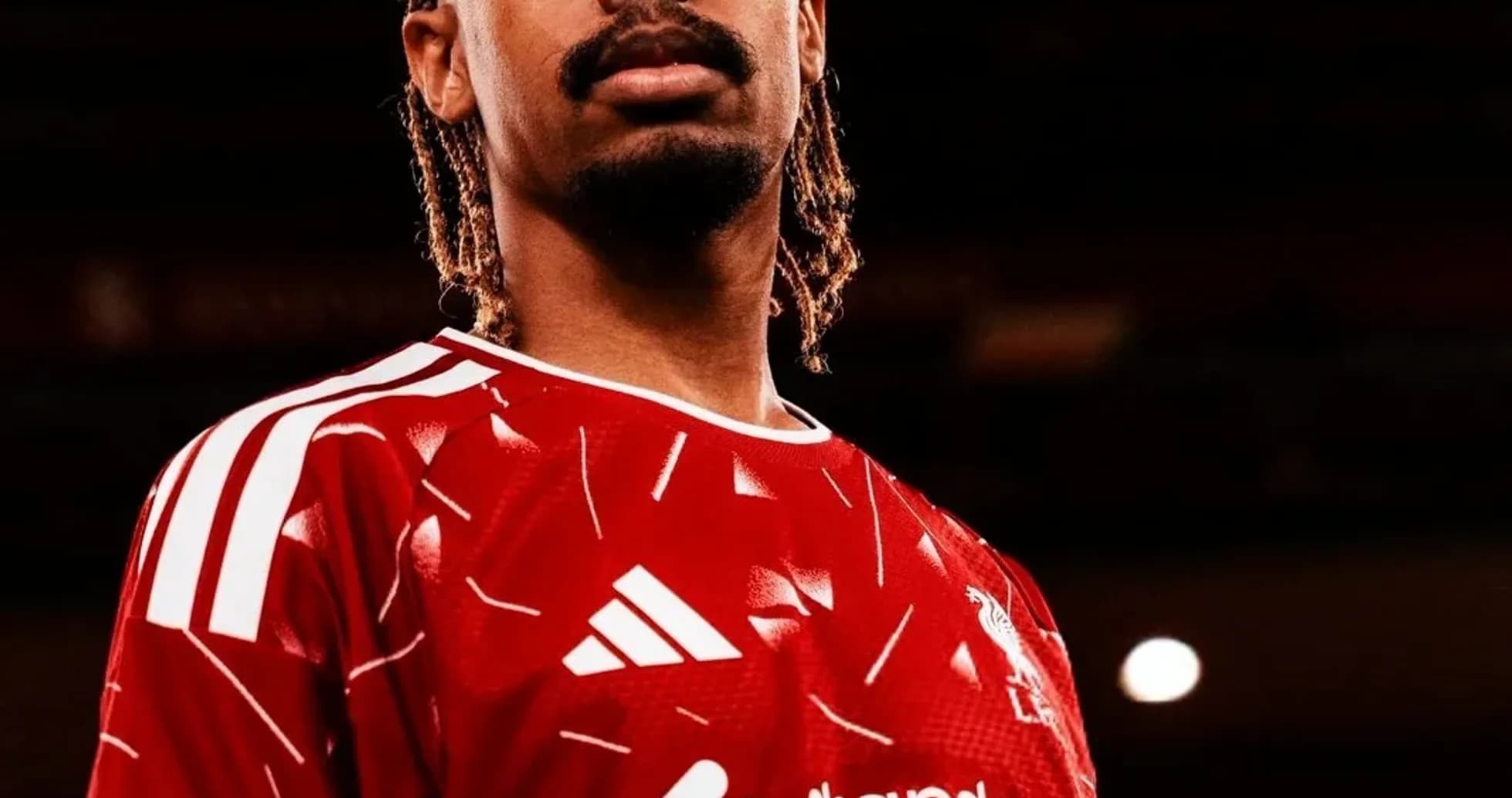 Jugador con camiseta roja de Liverpool posando Jugador con camiseta roja de Liverpool posando