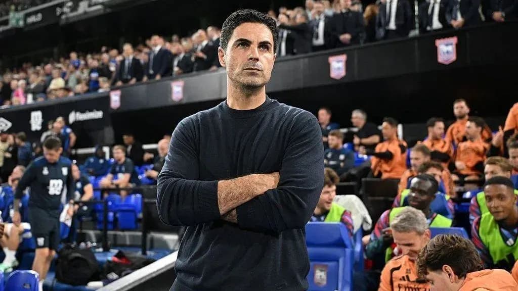 Entrenador observando el partido desde la línea de banda Entrenador observando el partido desde la línea de banda