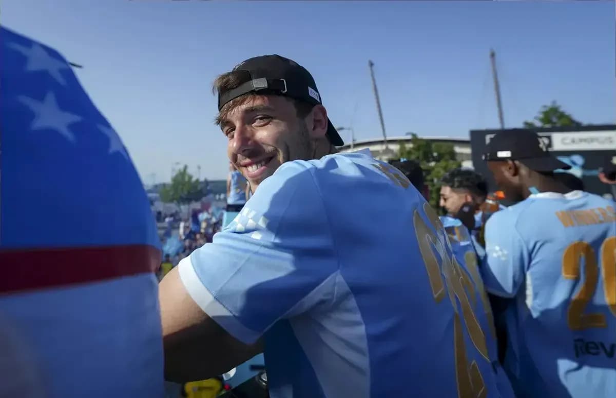 Jugador sonriendo en celebración con equipo Jugador sonriendo en celebración con equipo
