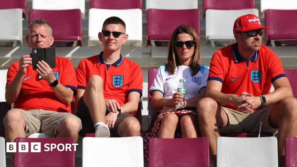 Aficionados de Inglaterra sentados en las gradas Aficionados de Inglaterra sentados en las gradas