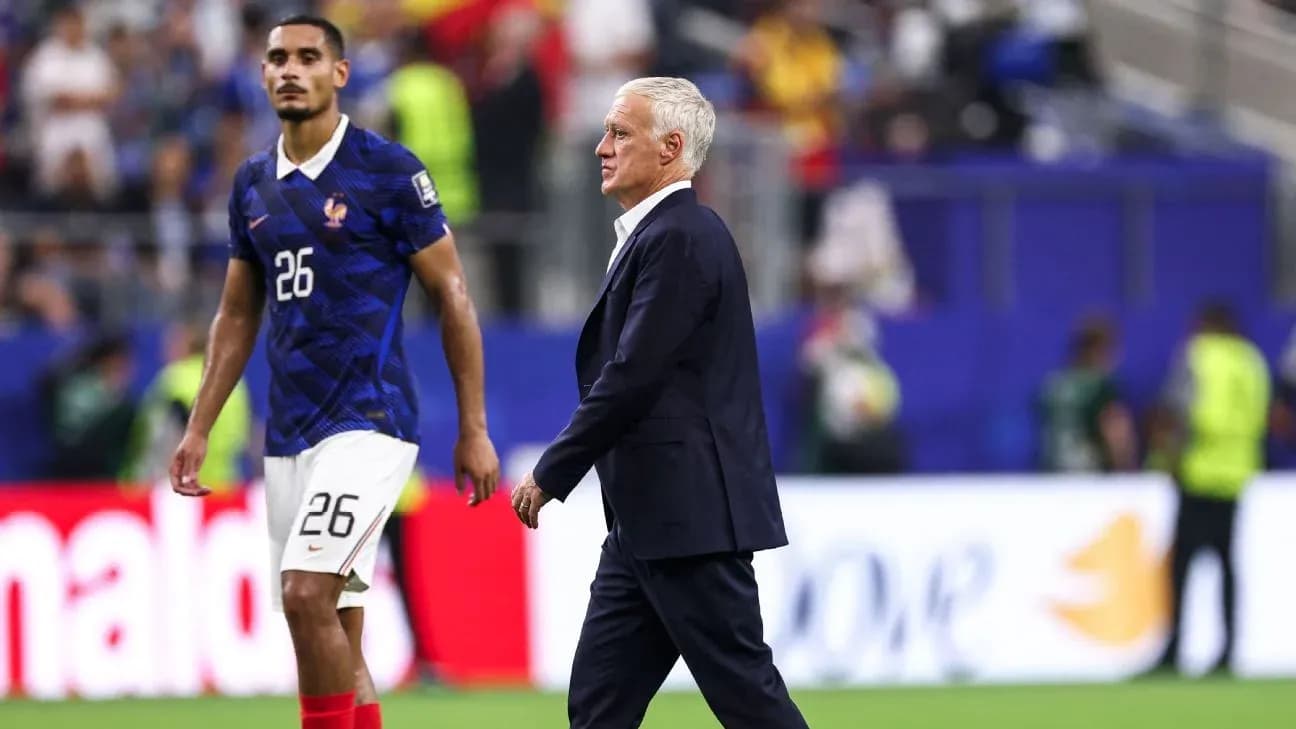 Entrenador de Francia camina junto a jugador en el campo Entrenador de Francia camina junto a jugador en el campo